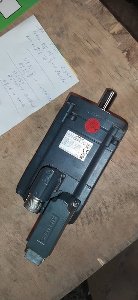 نمونه سروو موتور زیمنس با smi نصب شده روی آن برای تبدیل دیتاهای انکدر به شبکه درایوکلیک